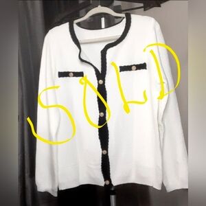 NWOT WHITE SWEATER W/ BLACK TRIM & GOLD BUTTONS SIZE XL